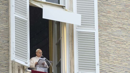 Vatican, VATICAN: NO LIBRI** Italy, Rome, Vatican, 2026/3/22.Pope Leo XIV waves to the crowd from the window of the apostolic palace overlooking St. Peter's square during the Angelus prayer in the Vatican Photograph by VATICAN MEDIA / Catholic Press Photo Europa Press/Contacto/VATICAN MEDIA 22/03/2026 ONLY FOR USE IN SPAIN