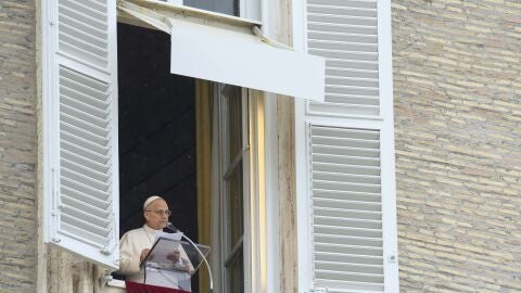 Vatican, VATICAN: NO LIBRI** Italy, Rome, Vatican, 2026/3/22.Pope Leo XIV waves to the crowd from the window of the apostolic palace overlooking St. Peter's square during the Angelus prayer in the Vatican Photograph by VATICAN MEDIA / Catholic Press Photo Europa Press/Contacto/VATICAN MEDIA 22/03/2026 ONLY FOR USE IN SPAIN