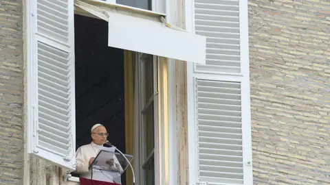 El Papa León XIV: "Los aviones deberían ser siempre portadores de paz, nunca de guerra" Vatican, VATICAN: NO LIBRI** Italy, Rome, Vatican, 2026/3/22.Pope Leo XIV waves to the crowd from the window of the apostolic palace overlooking St. Peter's square during the Angelus prayer in the Vatican Photograph by VATICAN MEDIA / Catholic Press Photo Europa Press/Contacto/VATICAN MEDIA 22/03/2026 ONLY FOR USE IN SPAIN