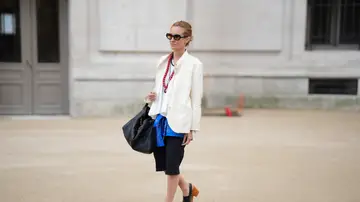 Mujer con zuecos Mujer con zuecos