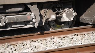 Vista de las ruedas de uno de los vagones del tren de Iryo fuera de los carriles de la v&iacute;a en Adamuz