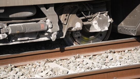 Vista de las ruedas de uno de los vagones del tren de Iryo fuera de los carriles de la v&iacute;a en Adamuz
