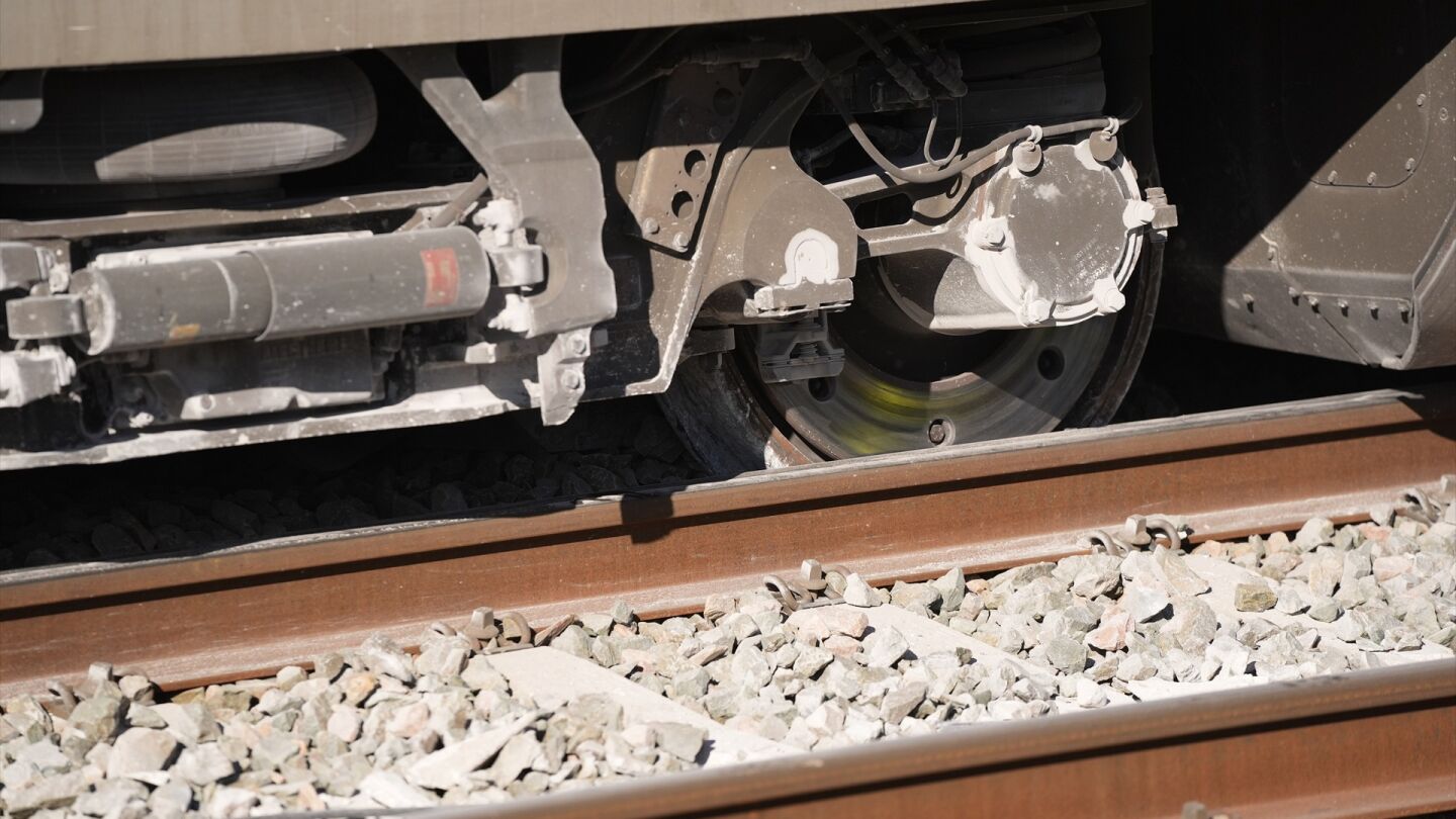Vista de las ruedas de uno de los vagones del tren de Iryo fuera de los carriles de la v&iacute;a en Adamuz