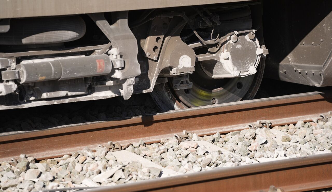 Vista de las ruedas de uno de los vagones del tren de Iryo fuera de los carriles de la v&iacute;a en Adamuz