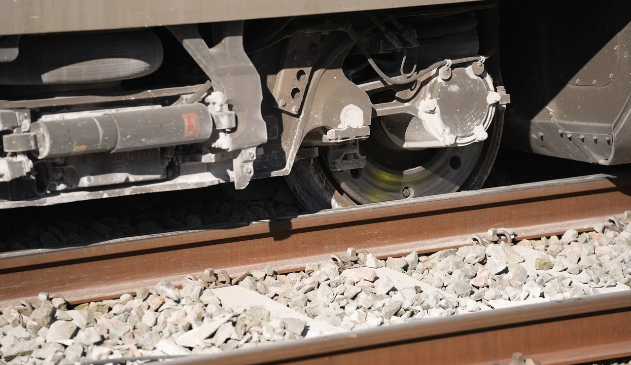 Vista de las ruedas de uno de los vagones del tren de Iryo fuera de los carriles de la vía en Adamuz