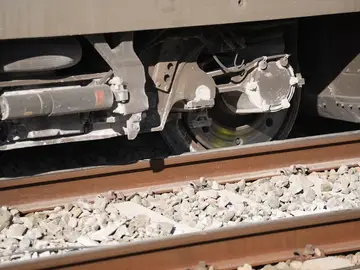 Vista de las ruedas de uno de los vagones del tren de Iryo fuera de los carriles de la vía en Adamuz Vista de las ruedas de uno de los vagones del tren de Iryo fuera de los carriles de la vía en Adamuz