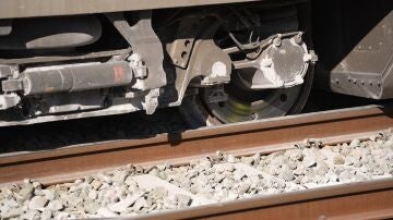 Vista de las ruedas de uno de los vagones del tren de Iryo fuera de los carriles de la v&iacute;a en Adamuz