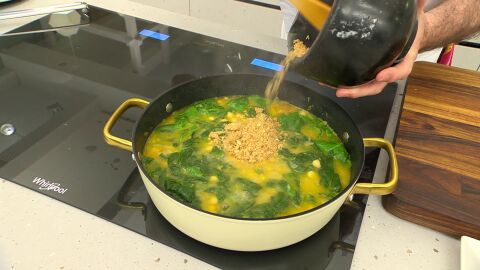 Incorpora el majado a la cazuela de los garbanzos