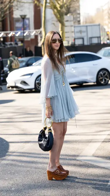 Mujer con zuecos Mujer con zuecos