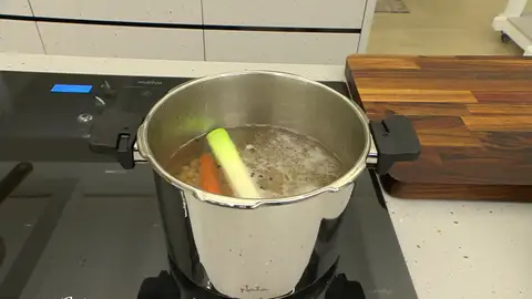 Agrega los granos de pimienta, la parte blanca del puerro entera y la zanahoria pelada entera Agrega los granos de pimienta, la parte blanca del puerro entera y la zanahoria pelada entera