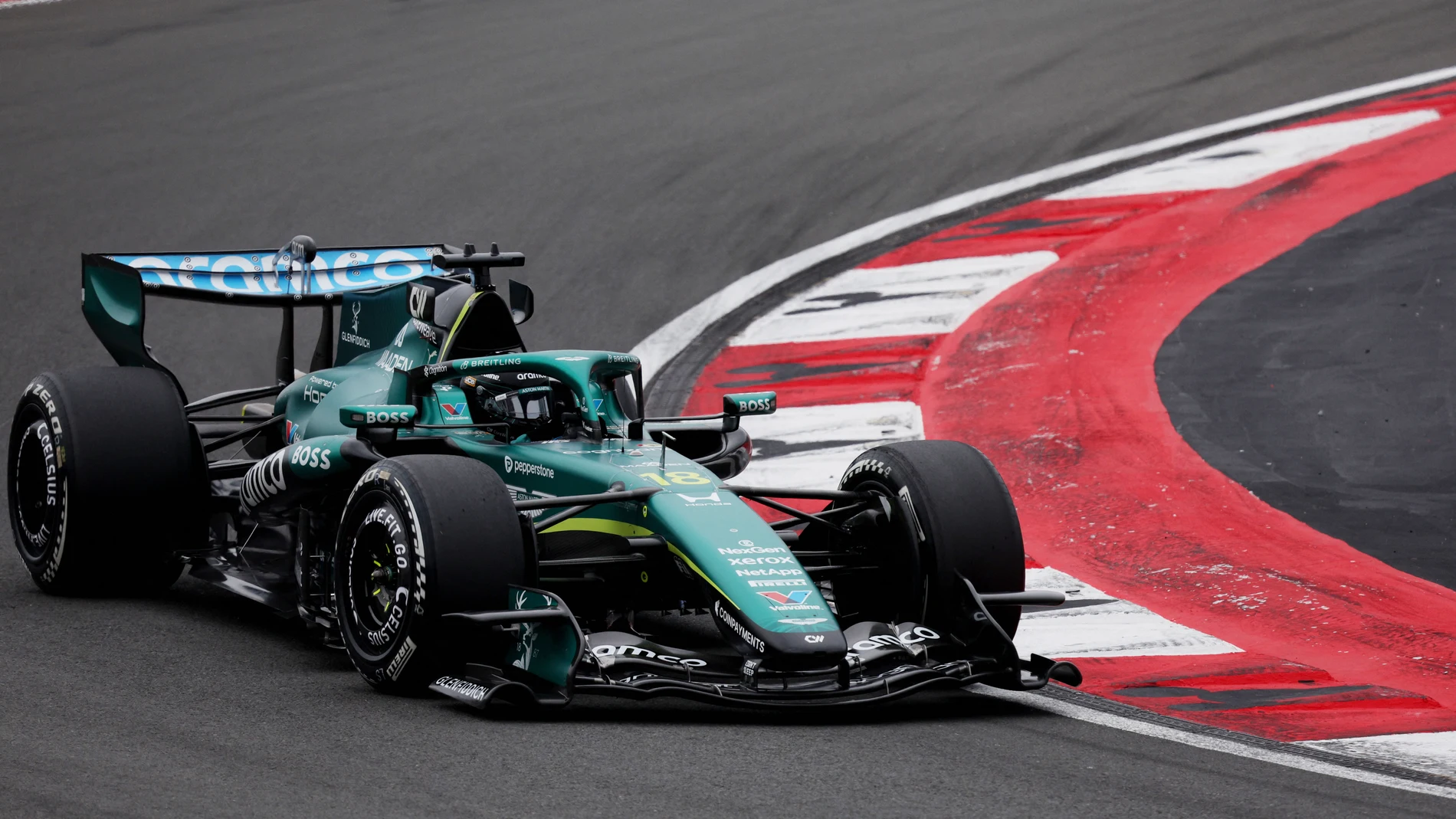 El Aston Martin en el circuito de Shanghái El Aston Martin en el circuito de Shanghái