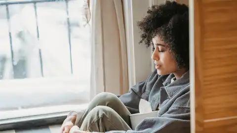 Mujer pensativa Mujer pensativa