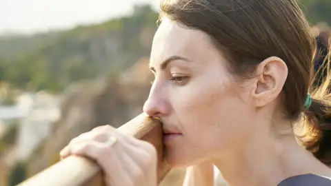 Mujer pensativa Mujer pensativa