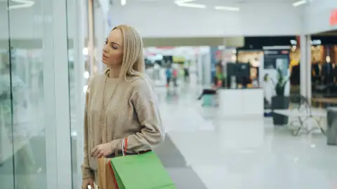 Mujer de compras Mujer de compras