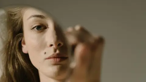 Mujer pensativa Mujer pensativa