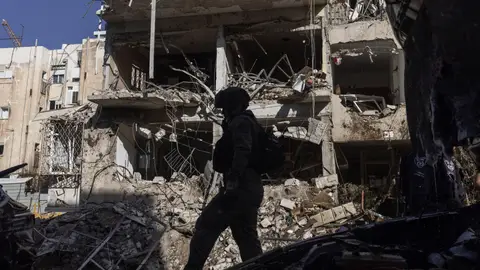 US-Israeli-Iranian conflict - Tel Aviv 24 March 2026, Israel, Tel Aviv: An Israeli soldier walks on the rubble caused by an Iranian missile strike on Tel Aviv. Photo: Itai Ron/dpa 24/03/2026 ONLY FOR USE IN SPAIN