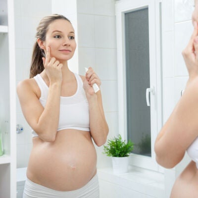 Embarazada haciendo su rutina de skincare