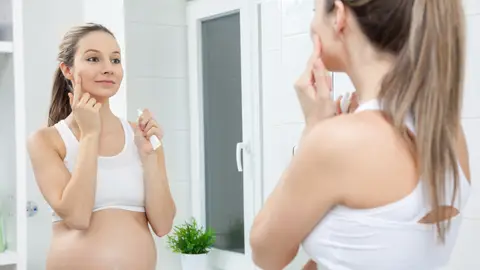 Embarazada haciendo su rutina de skincare Embarazada haciendo su rutina de skincare