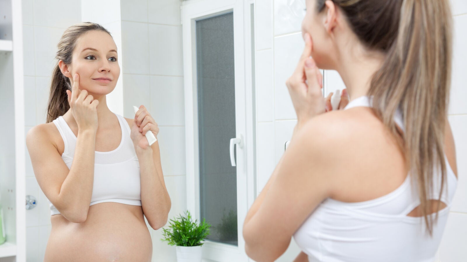 ¿Puede el retinol afectar a la fertilidad femenina? Una experta aclara qué dice realmente la ciencia