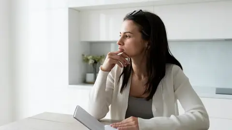 Mujer pensativa Mujer pensativa