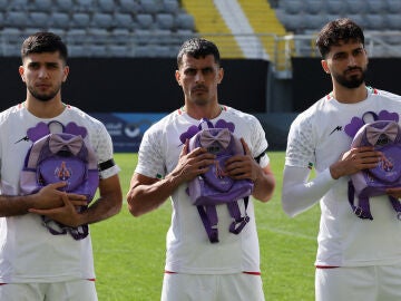 El homenaje de la selecci&oacute;n iran&iacute; a las ni&ntilde;as asesinadas