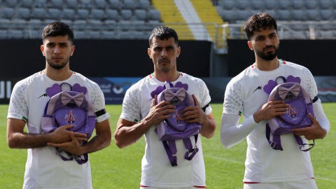 El homenaje de la selecci&oacute;n iran&iacute; a las ni&ntilde;as asesinadas