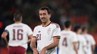 Oyarzabal celebra su primer gol ante Serbia