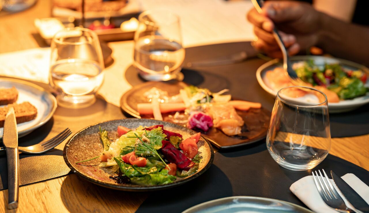 Imagen de archivo de una cena.