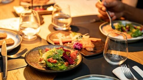 Imagen de archivo de una cena.