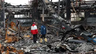 Miembros de la Media Luna Roja Iraní se encuentran entre los restos de vehículos en un taller mecánico en Teherán Miembros de la Media Luna Roja Iraní se encuentran entre los restos de vehículos en un taller mecánico en Teherán