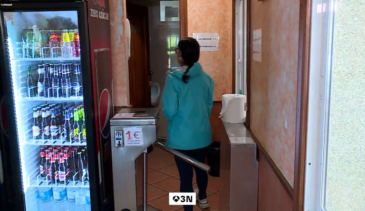 Ante la avalancha de peregrinos, los locales de hosteler&iacute;a del Camino empiezan a cobrar por el ba&ntilde;o: "Mantenerlo tiene un precio"