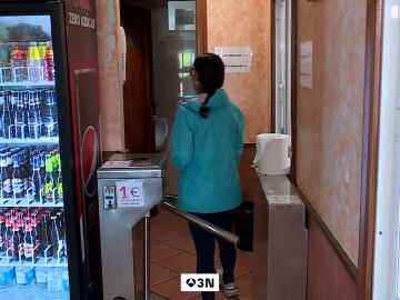 Ante la avalancha de peregrinos, los locales de hosteler&iacute;a del Camino empiezan a cobrar por el ba&ntilde;o: "Mantenerlo tiene un precio"