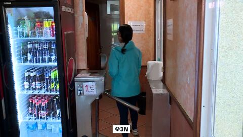 Ante la avalancha de peregrinos, los locales de hosteler&iacute;a del Camino empiezan a cobrar por el ba&ntilde;o: "Mantenerlo tiene un precio"