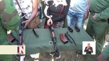 Cuba ense&ntilde;a a utilizar armas