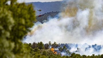 Las rachas de viento complican un incendio en Murcia y activan el Plan Infomur