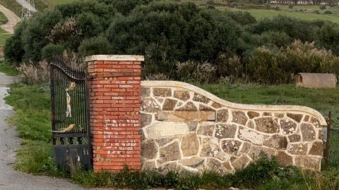 Entrada de la finca Cantora sin su letrero