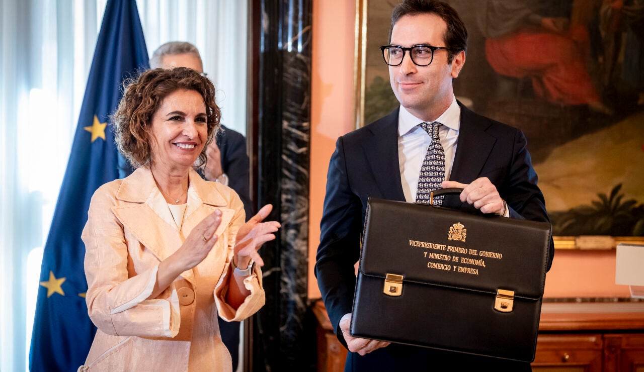 Carlos Cuerpo y Arcadi Espa&ntilde;a reciben sus nuevas carteras tras el cambio de Gobierno