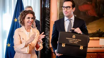 Carlos Cuerpo y Arcadi España reciben sus nuevas carteras tras el cambio de Gobierno Carlos Cuerpo y Arcadi España reciben sus nuevas carteras tras el cambio de Gobierno