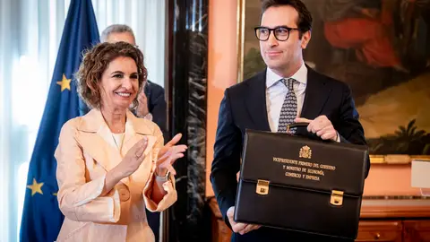 Carlos Cuerpo y Arcadi España reciben sus nuevas carteras tras el cambio de Gobierno El vicepresidente primero y ministro de Economía, Comercio y Empresa, Carlos Cuerpo (d), la secretaria general del PSOE-A y candidata a la Presidencia de la Junta de Andalucía, María Jesús Montero (i), durante el acto de traspaso de cartera, a 27 de marzo de 2026, en Madrid (España). El presidente Pedro Sánchez anunciaba ayer que el ministro de Economía, Comercio y Empresa, Carlos Cuerpo, y Arcadi España ocuparían los cargos que dejaba María Jesús Montero al incurrir en las elecciones autonóm...