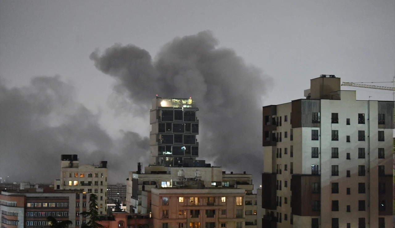 Imagen de archivo de un ataque contra edificios en Teherán (Irán)