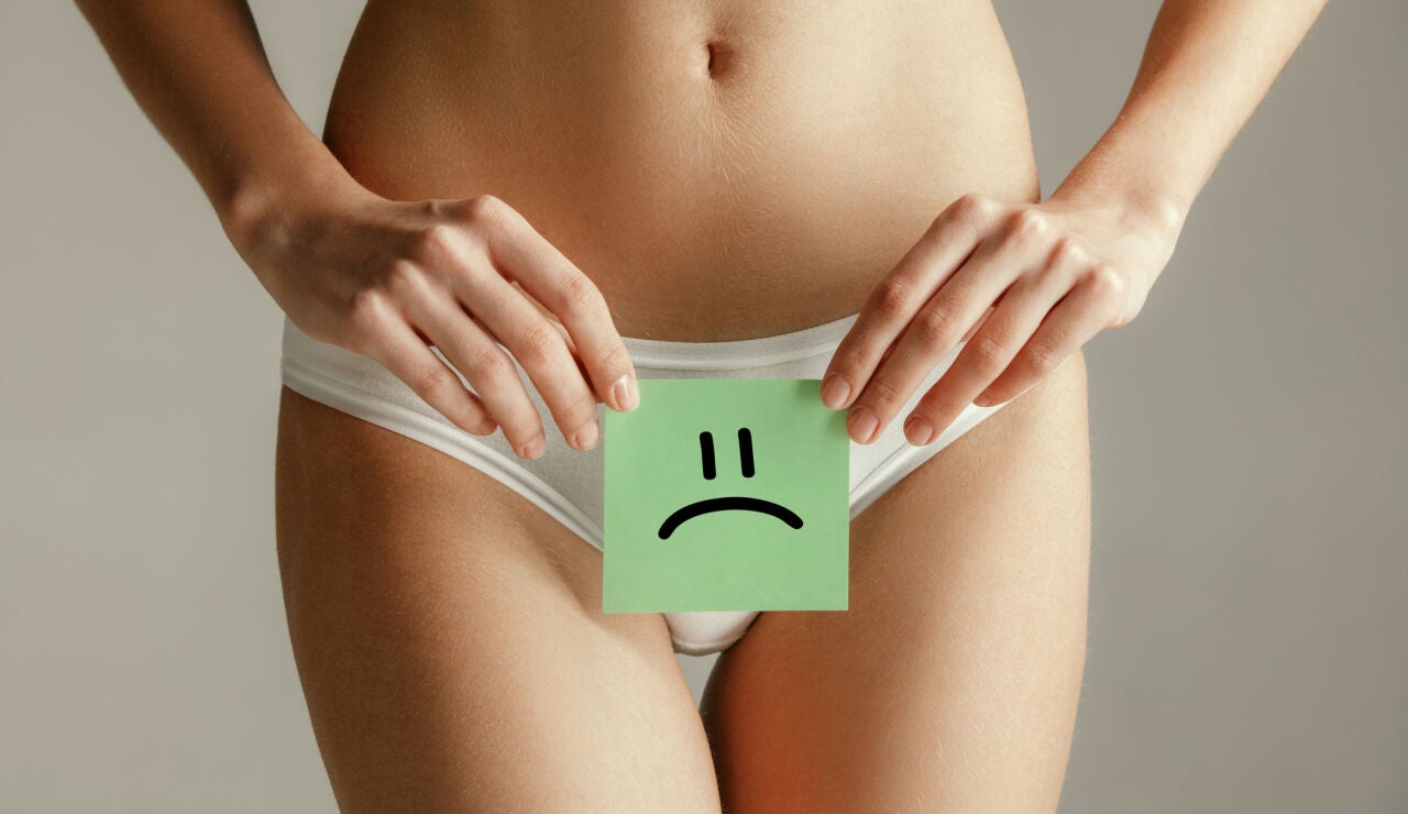 Mujer sosteniendo un p&oacute;sit con cara triste