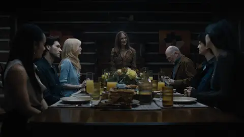 Camila Morrone, Adam DiMarco, Gus Birney, Jennifer Jason Leigh, Jeff Wilbusch, Karla Crome y Ted Levine en Algo terrible está a punto de suceder Camila Morrone, Adam DiMarco, Gus Birney, Jennifer Jason Leigh, Jeff Wilbusch, Karla Crome y Ted Levine en Algo terrible está a punto de suceder