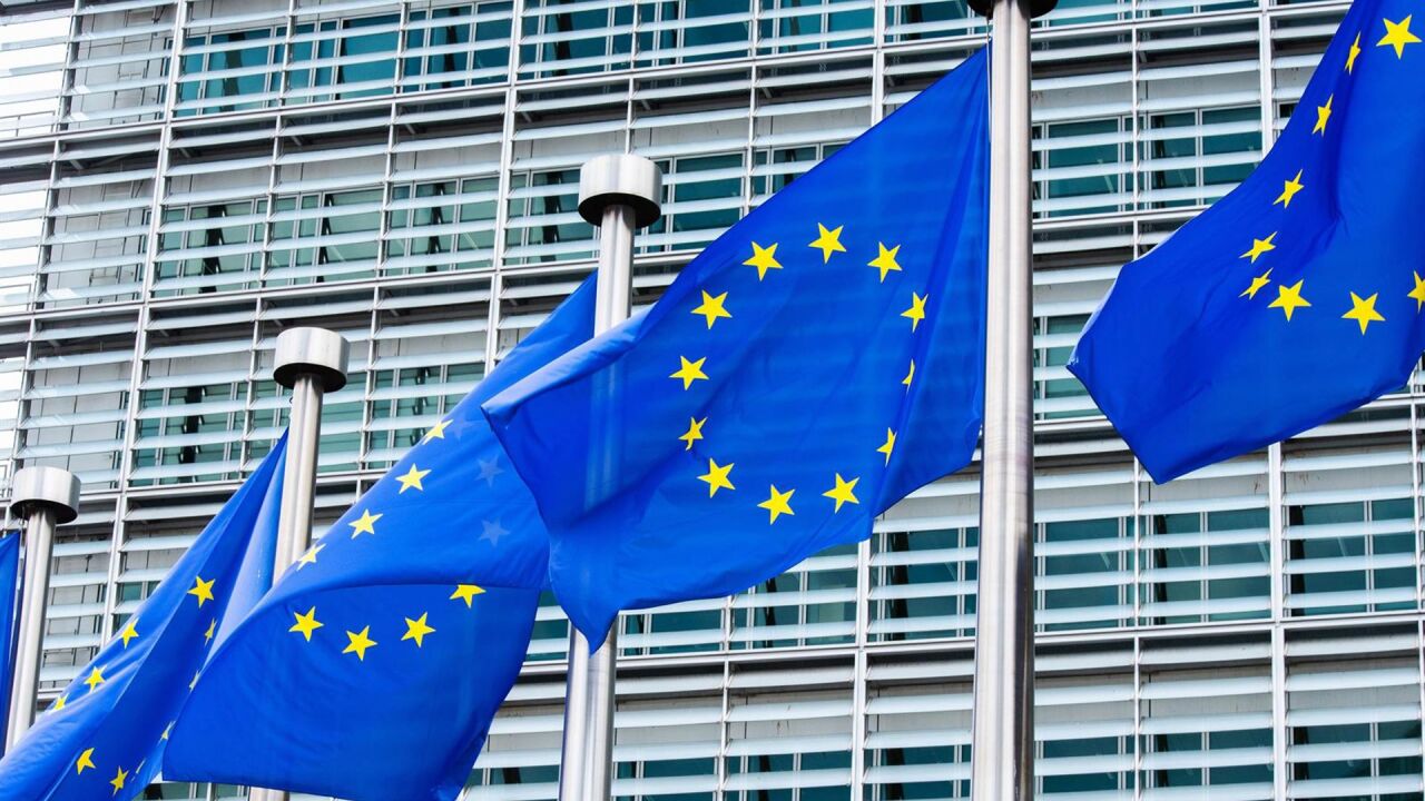 Bruselas advierte a España por la regularización de migrantes: el permiso de residencia no será un "cheque en blanco" de libre movimiento por la UE