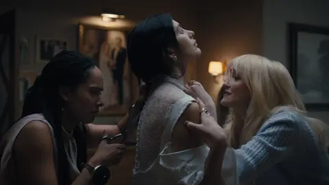 Camila Morrone, Gus Birney y Karla Crome en Algo terrible está a punto de suceder Camila Morrone, Gus Birney y Karla Crome en Algo terrible está a punto de suceder