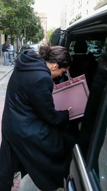 Rosalía con su bolso de Dior Rosalía con su bolso de Dior