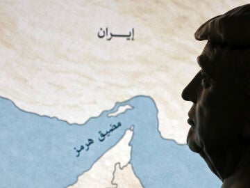 Trump observa un mapa de Ir&aacute;n