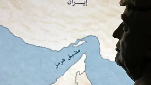 Trump observa un mapa de Irán Trump observa un mapa de Irán