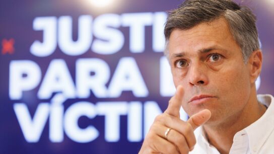 El pol&iacute;tico opositor venezolano Leopoldo L&oacute;pez durante una rueda de prensa.