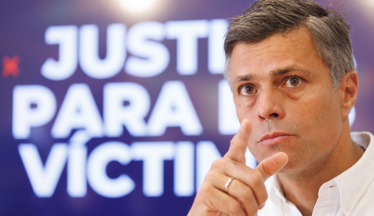 El pol&iacute;tico opositor venezolano Leopoldo L&oacute;pez durante una rueda de prensa.