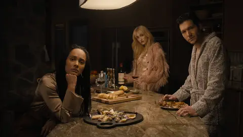 Karla Crome, Gus Birney y Jeff Wilbusch en Algo terrible está a punto de suceder Karla Crome, Gus Birney y Jeff Wilbusch en Algo terrible está a punto de suceder